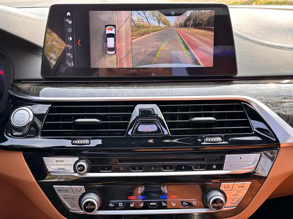 BMW 5 Series 2018 — фото 16