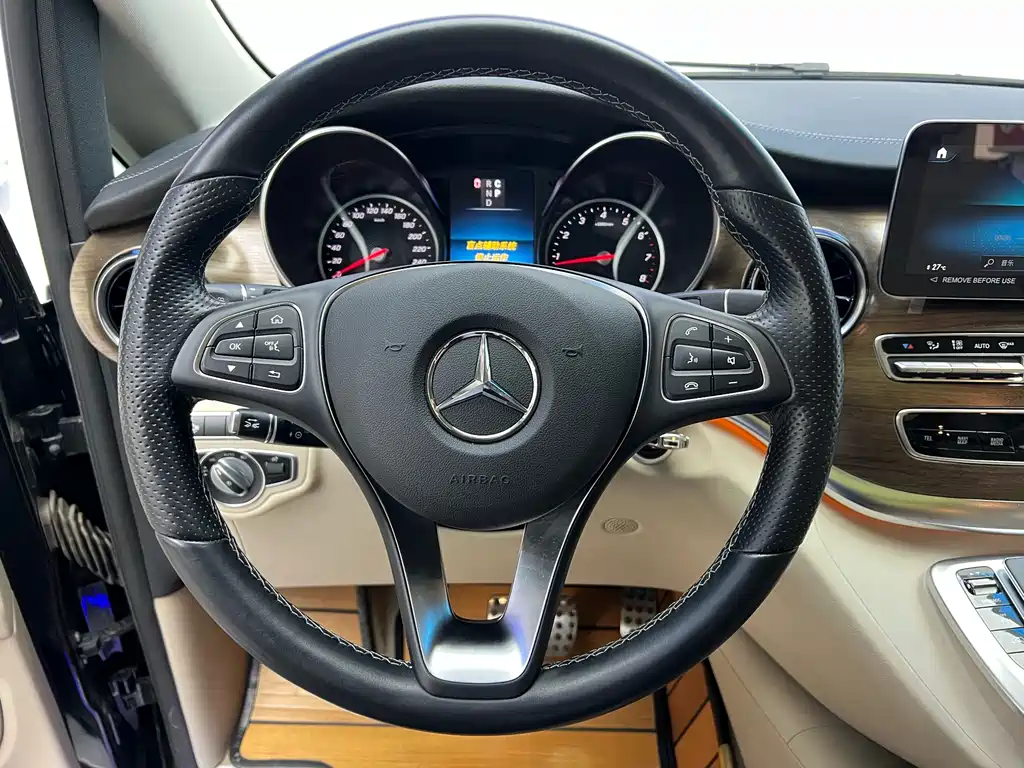 Mercedes-Benz V-Class 2023 — фото 24