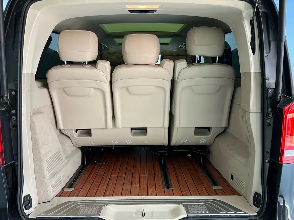 Mercedes-Benz V-Class 2023 — фото 32