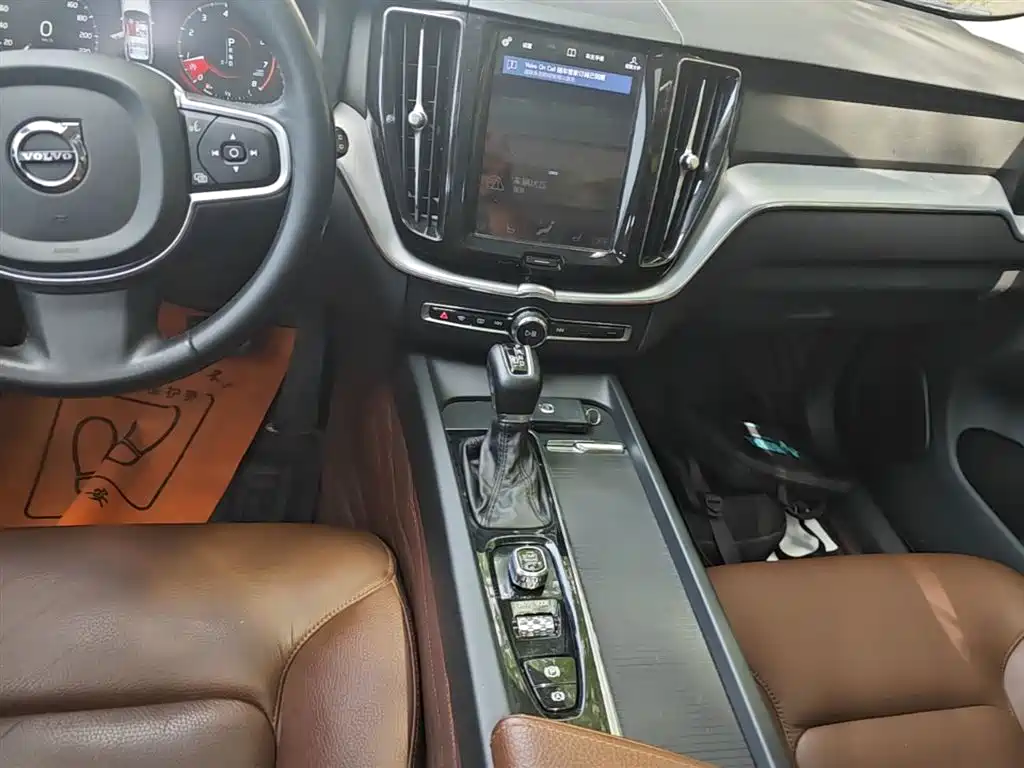 Volvo XC60 2018 — фото 14