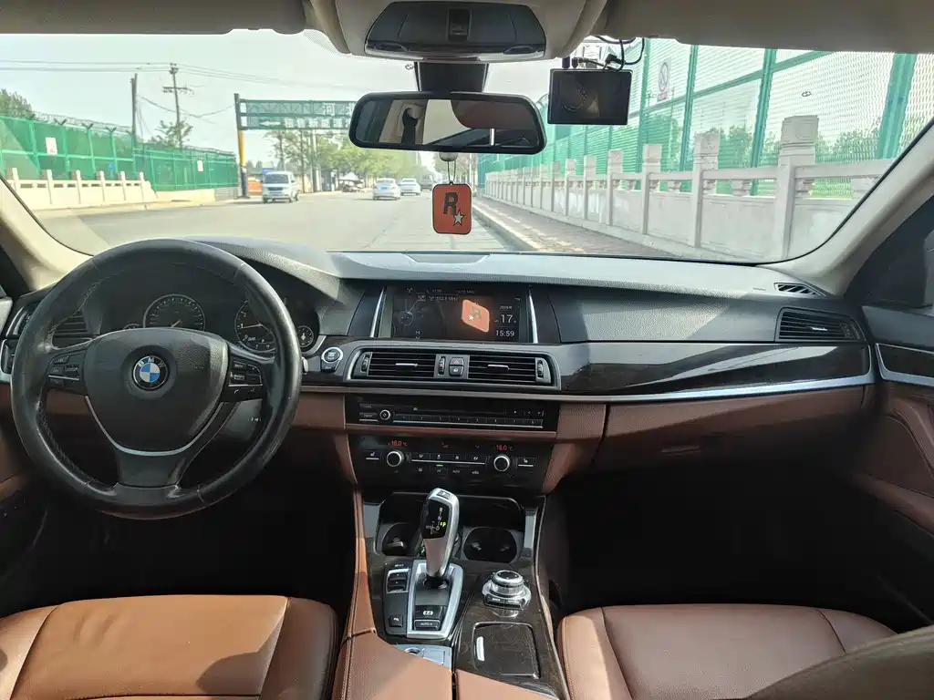 BMW 5 Series 2017 — фото 11
