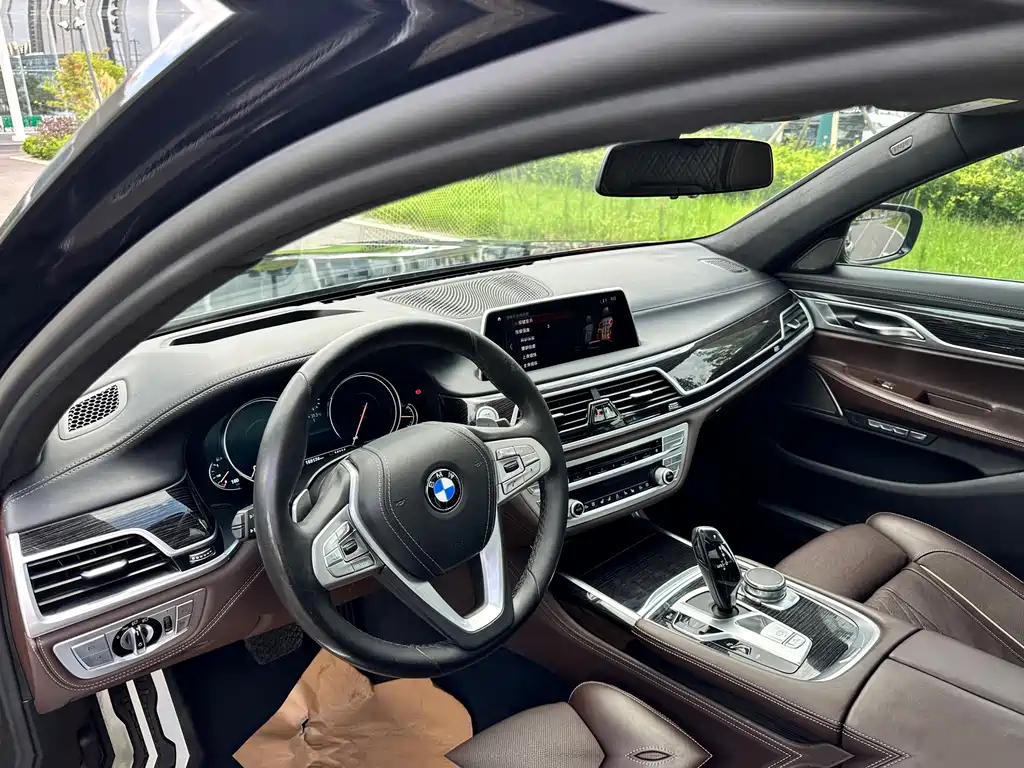 BMW 7 Series 2017 — фото 10