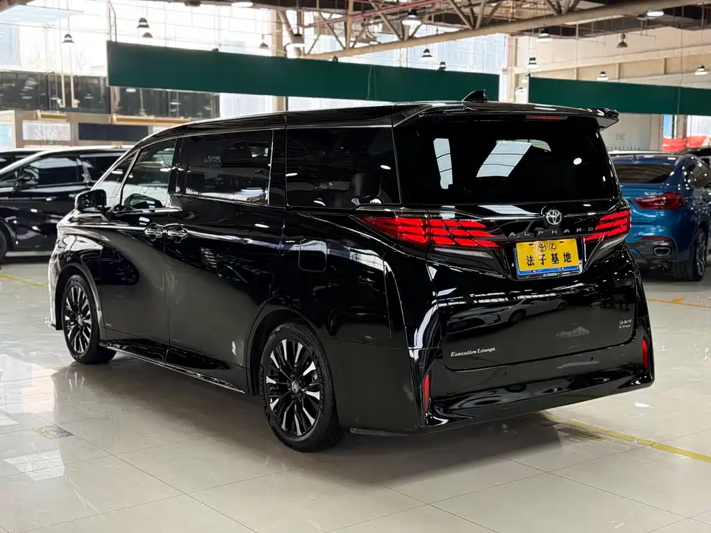 Toyota Alphard 2023 — фото 25