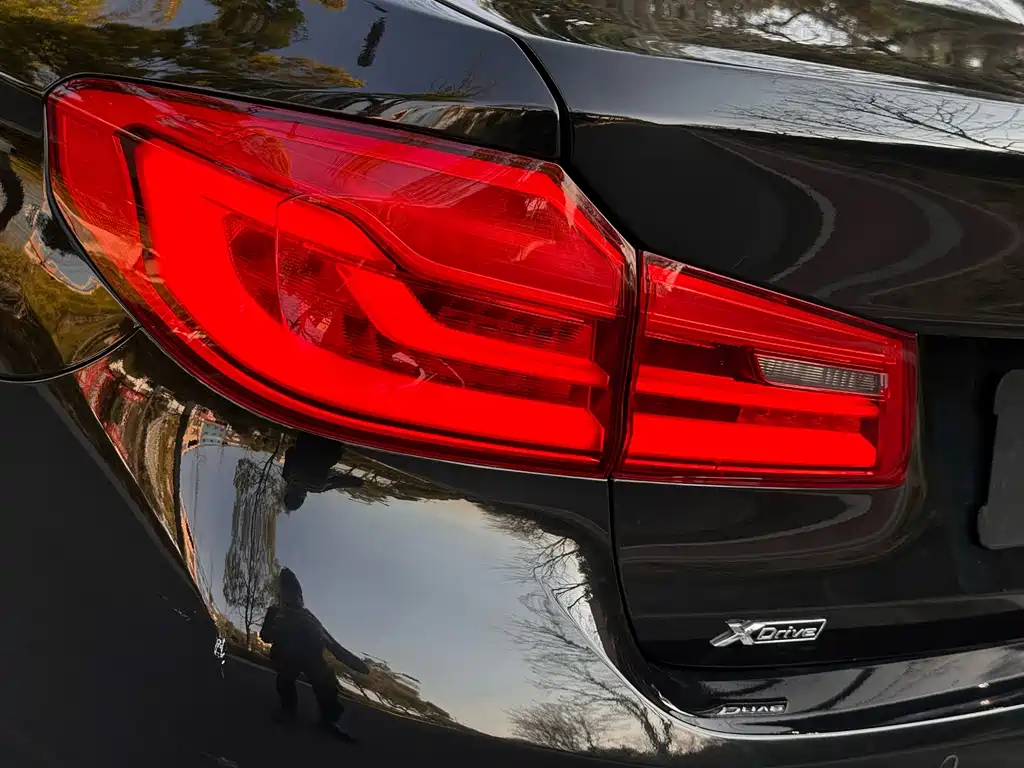 BMW 5 Series 2018 — фото 20