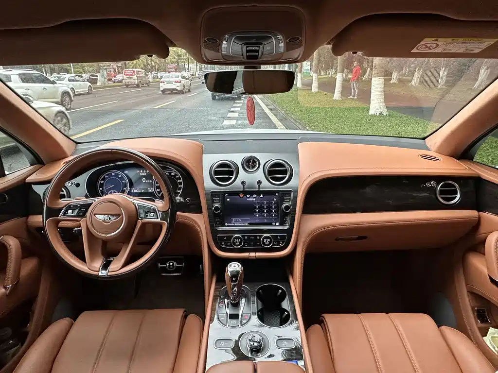 Bentley Bentayga 2019 — фото 15