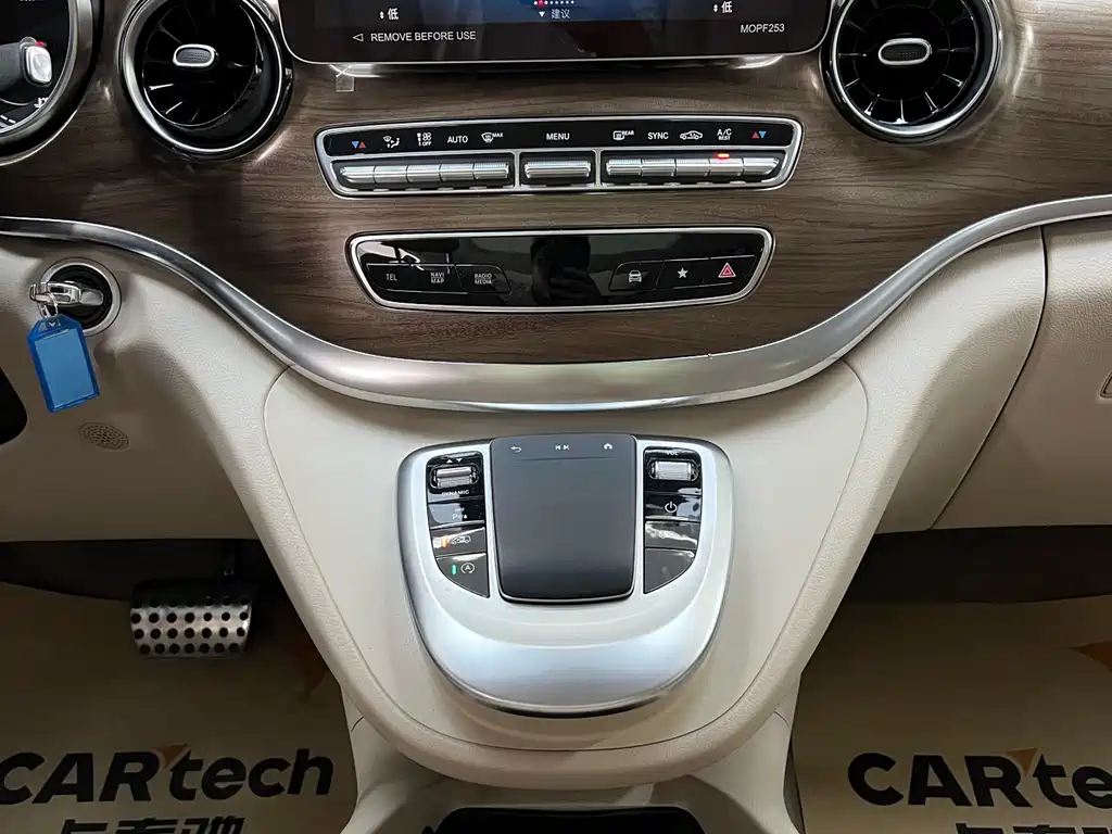 Mercedes-Benz V-Class 2023 — фото 18