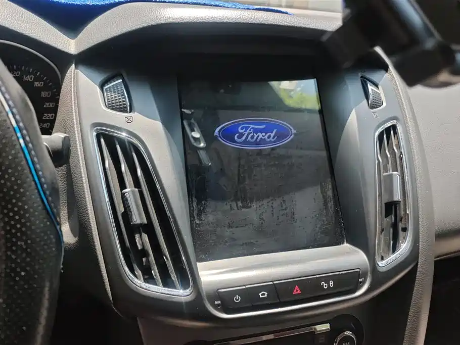 Ford Focus 2014 — фото 13