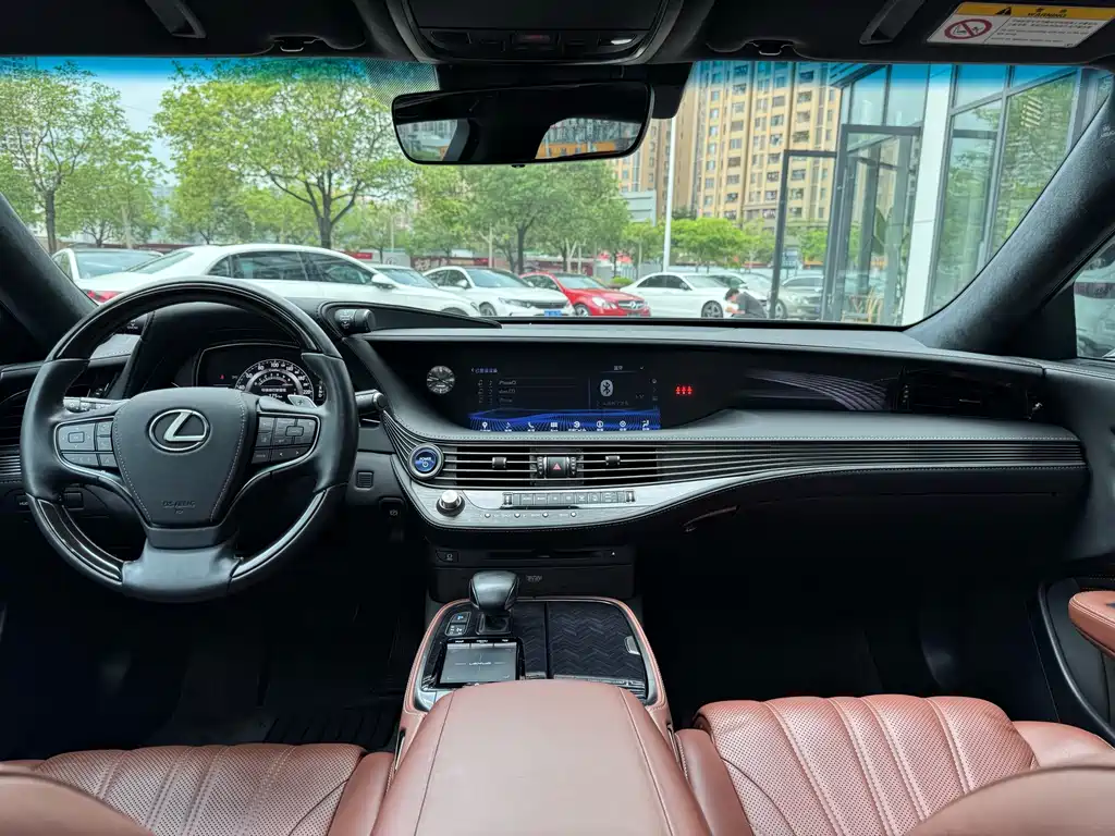 Lexus LS 2019 — фото 11