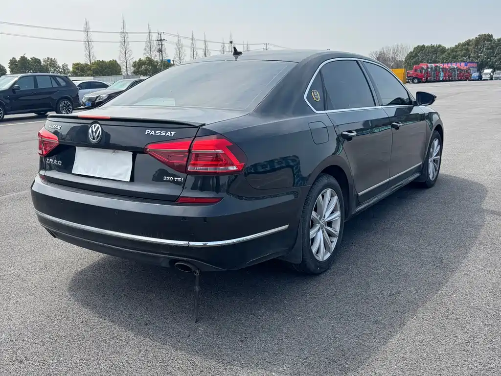 Volkswagen Passat 2017 — фото 10