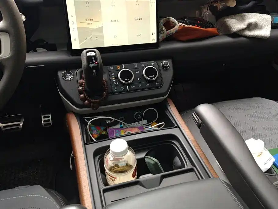 Land Rover Defender 2023 — фото 16