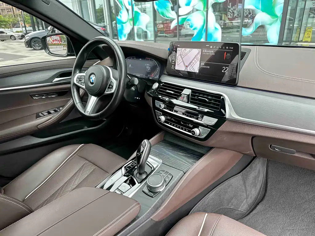 BMW 5 Series 2021 — фото 29