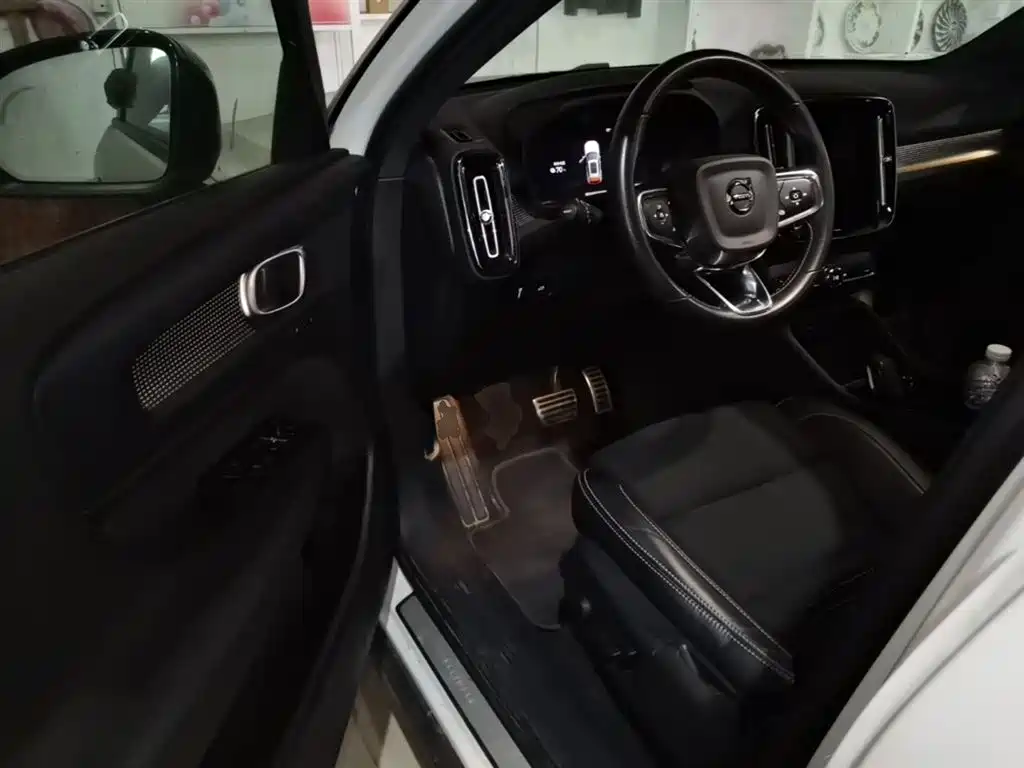 Volvo XC40 NEV 2021 — фото 23