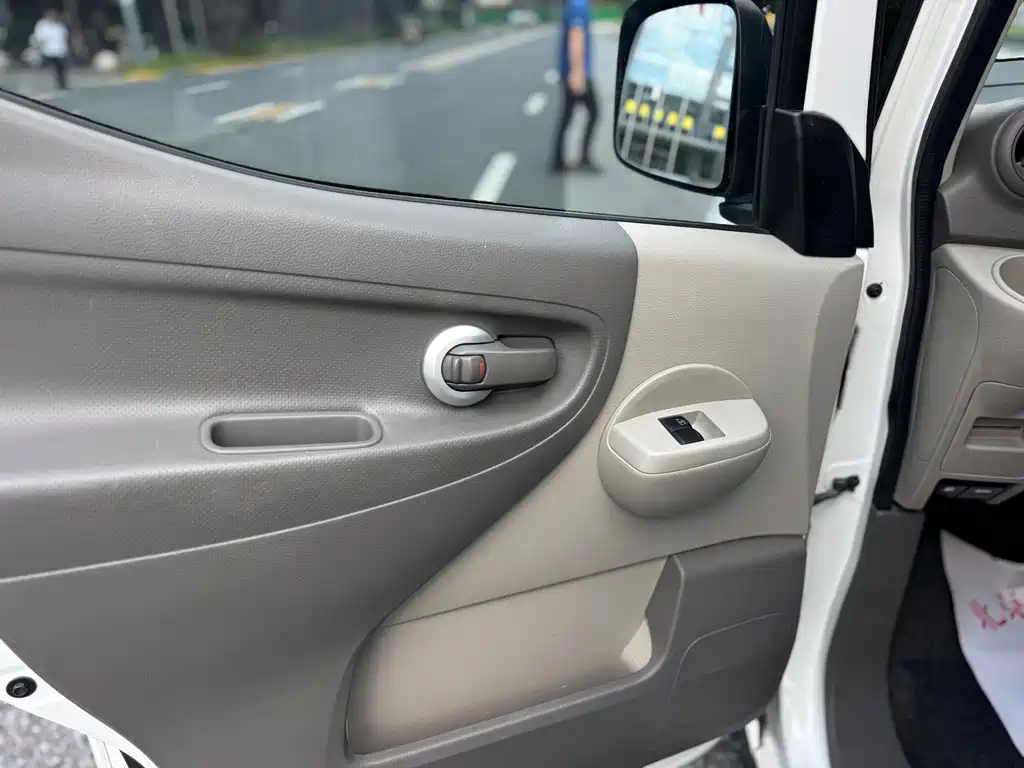 Nissan NV200 2017 — фото 8