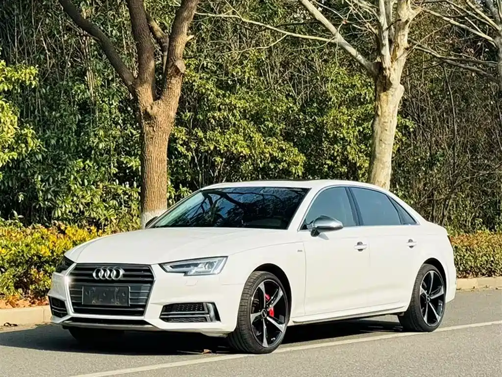 Audi A4L 2018 — фото 1