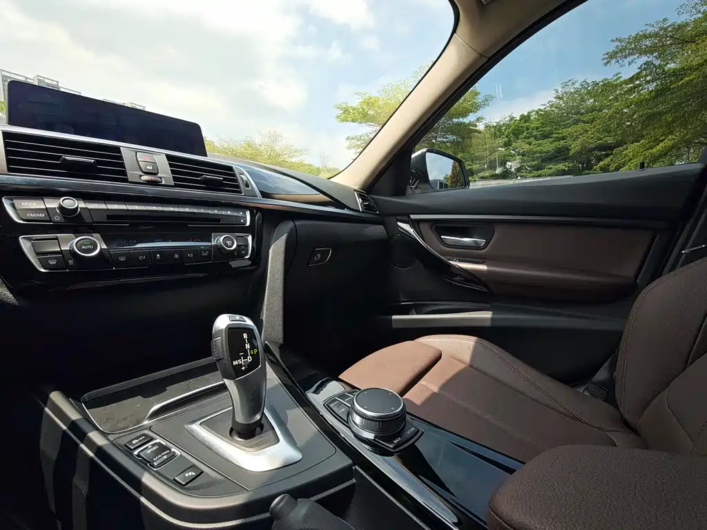 BMW 3 Series 2019 — фото 19