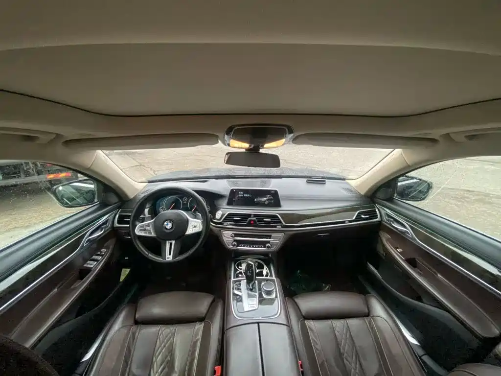 BMW 7 Series 2017 — фото 9