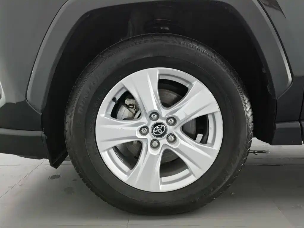 Toyota RAV4 2023 — фото 17