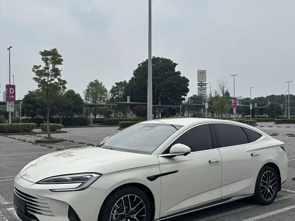 BYD Seal 07 DM-i 2025 — фото 1