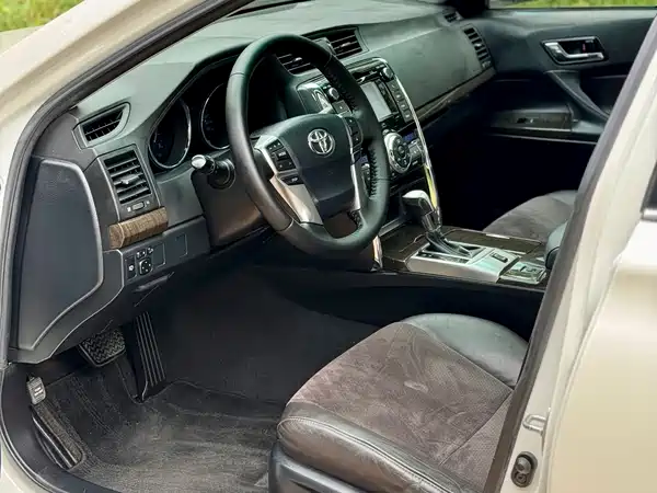 Toyota Reiz 2015