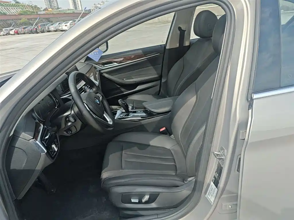 BMW 5 Series 2018 — фото 15