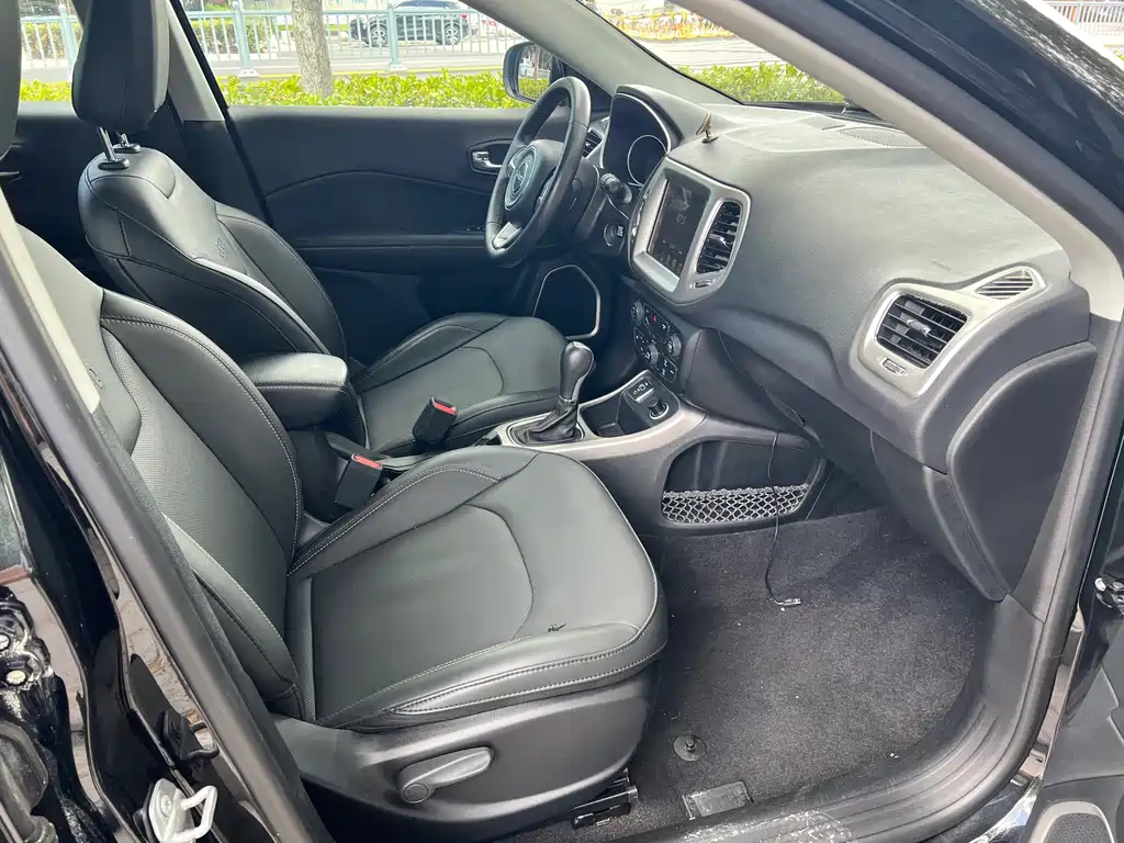 Jeep Compass 2018 — фото 12
