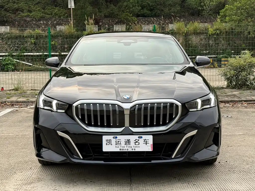 BMW 5 Series 2025 — фото 1