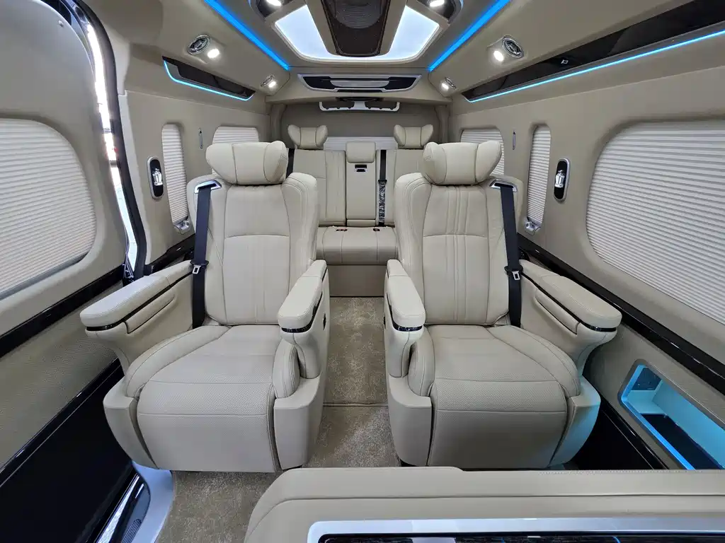 Toyota Hiace — фото 7