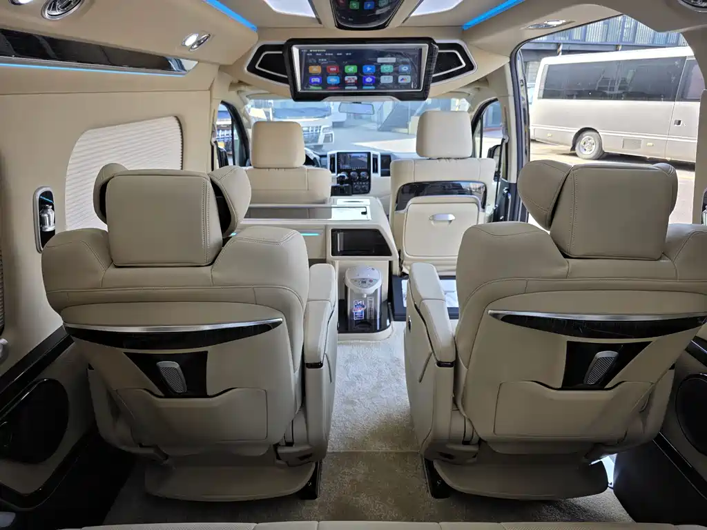 Toyota Hiace — фото 17