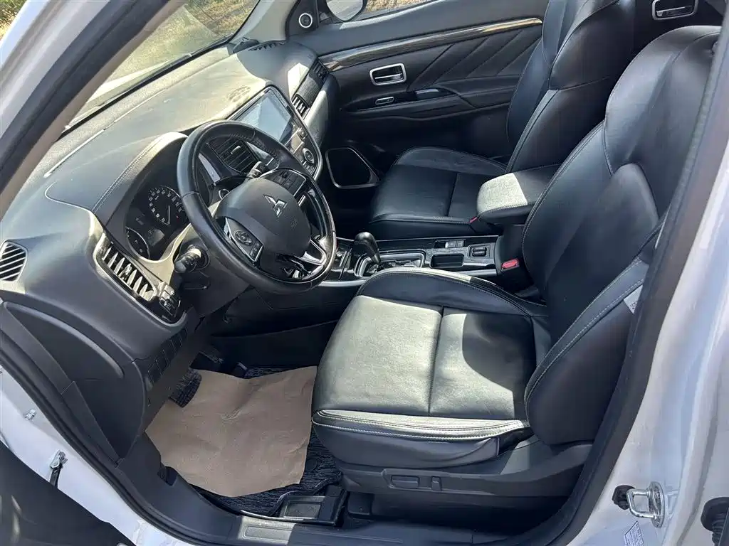 Mitsubishi Outlander 2019 — фото 11