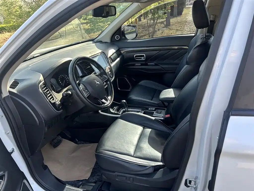 Mitsubishi Outlander 2019 — фото 12