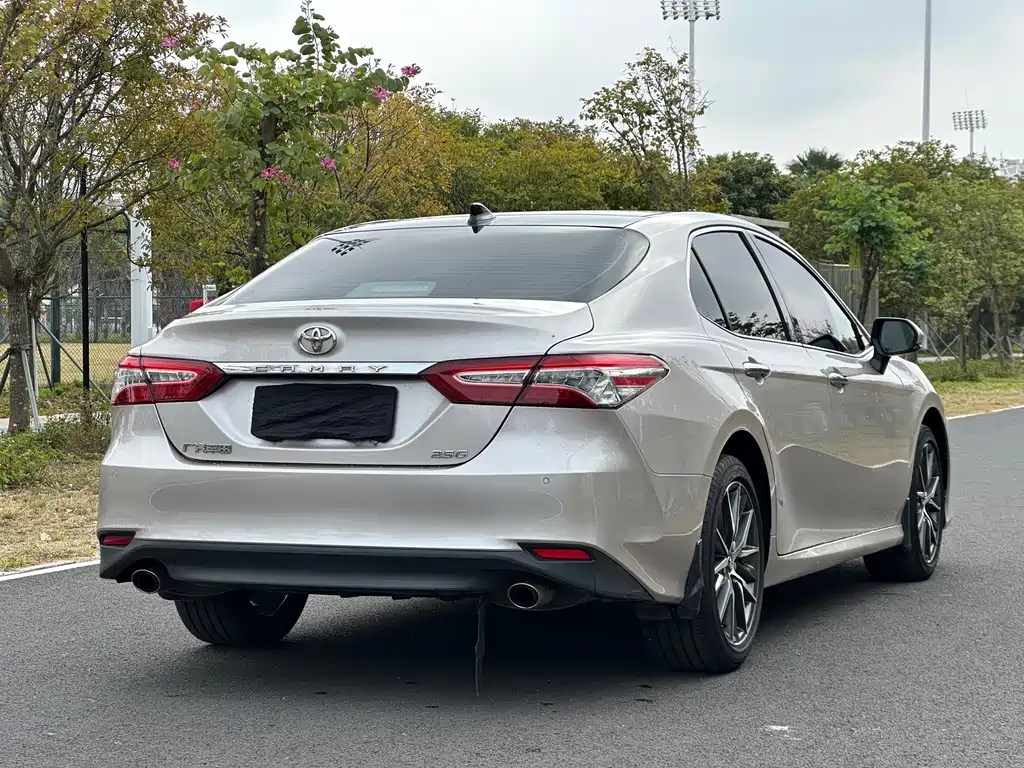 Toyota Camry 2023 — фото 6