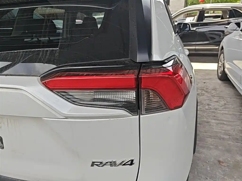 Toyota RAV4 2023 — фото 8