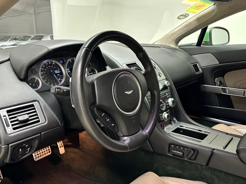 Aston Martin V8 Vantage 2014 — фото 11