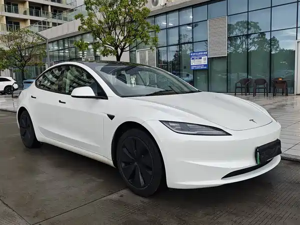 Tesla Model 3 2024