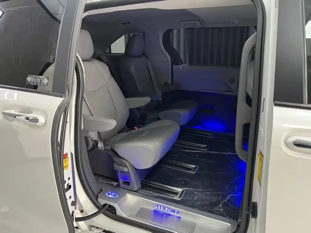 Toyota Sienna 2022 — фото 10