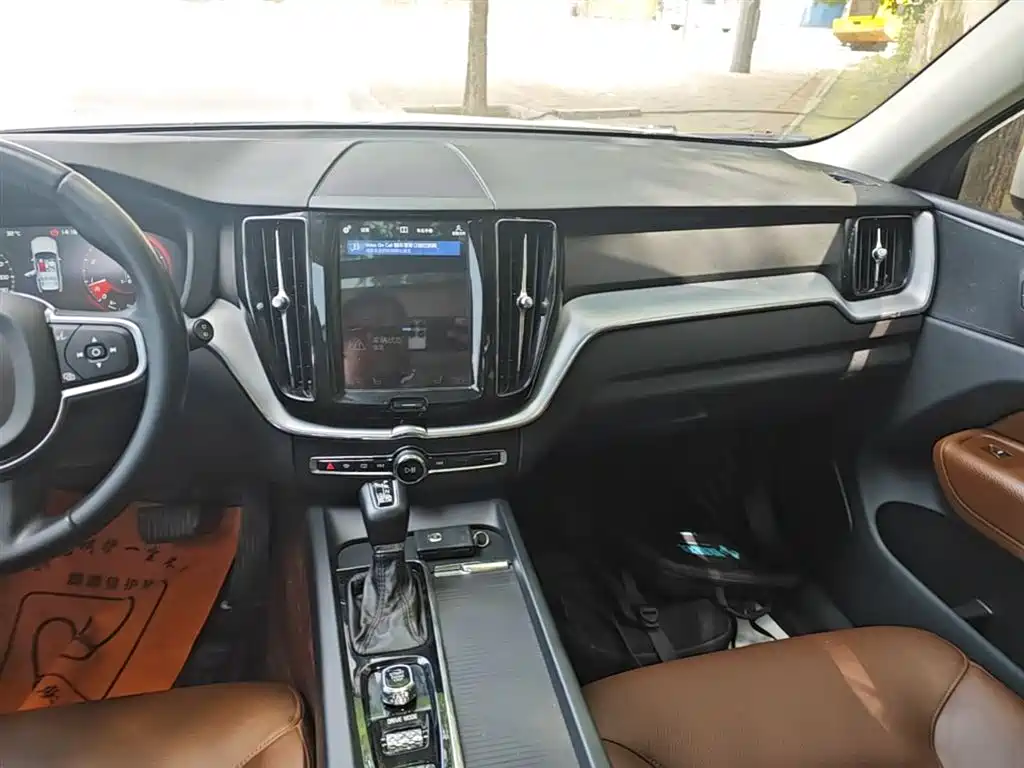 Volvo XC60 2018 — фото 13