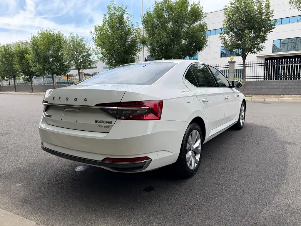 Skoda Superb 2020 — фото 11
