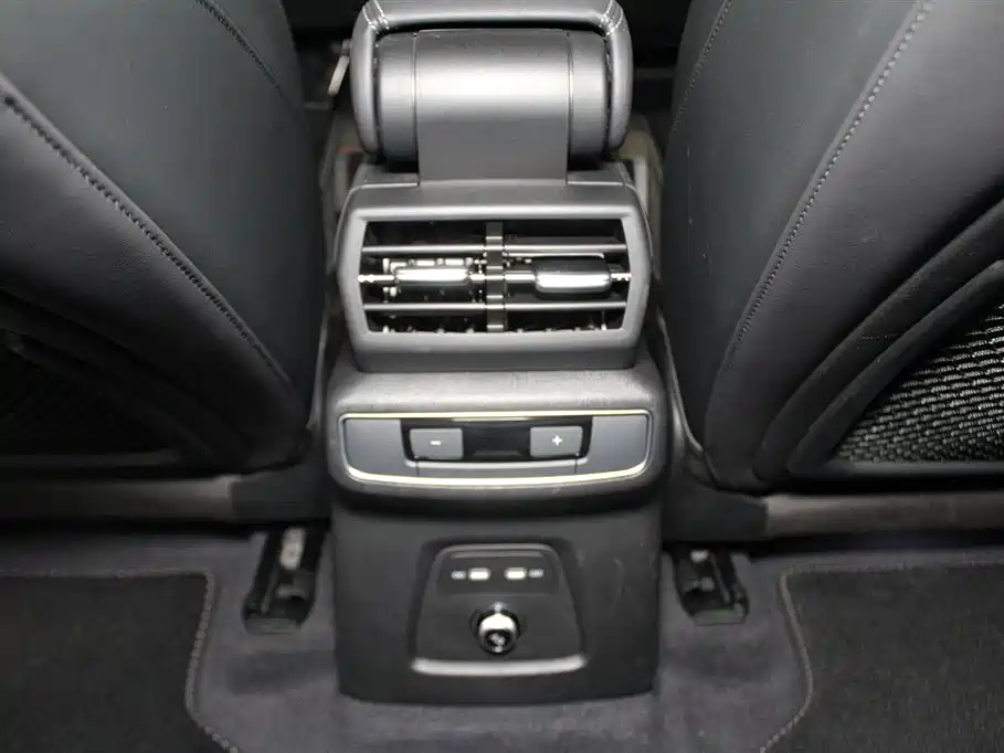 Audi Q4 e-tron 2025 — фото 11
