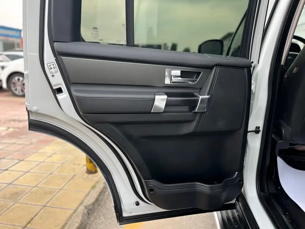 Land Rover Discovery 2016 — фото 16