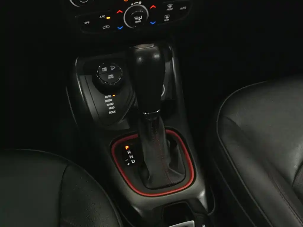 Jeep Compass 2017 — фото 13