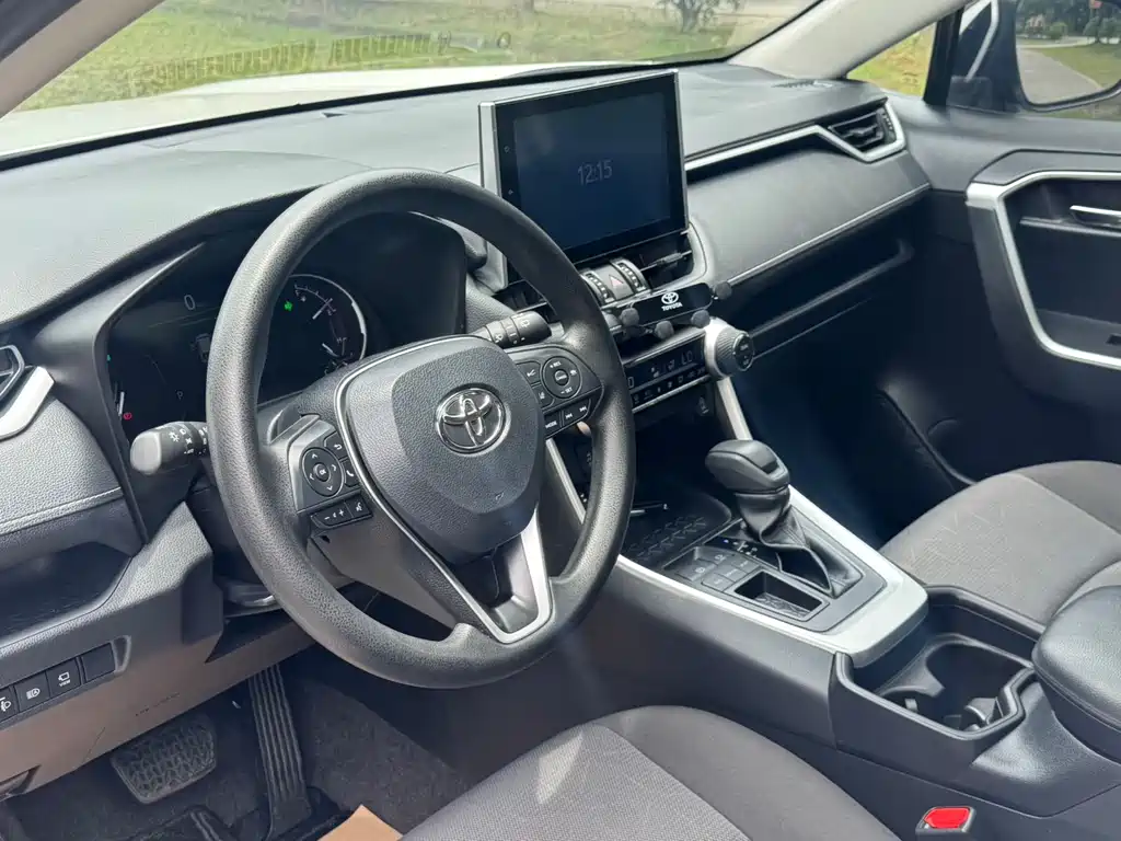 Toyota RAV4 2023 — фото 19