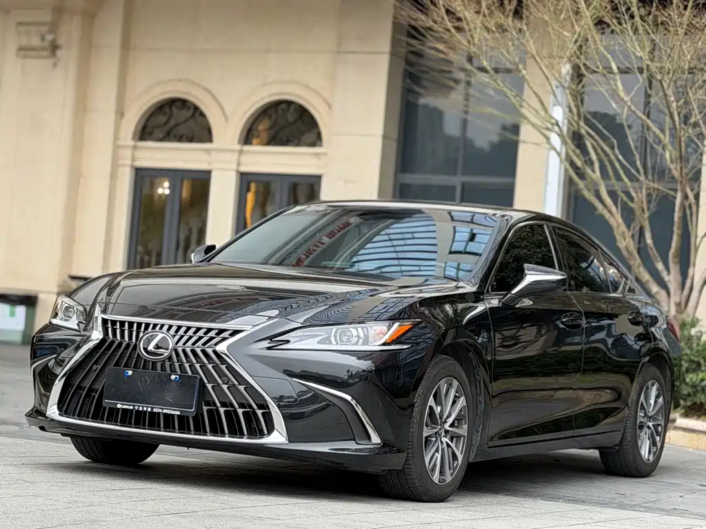 Lexus ES 2020 — фото 1
