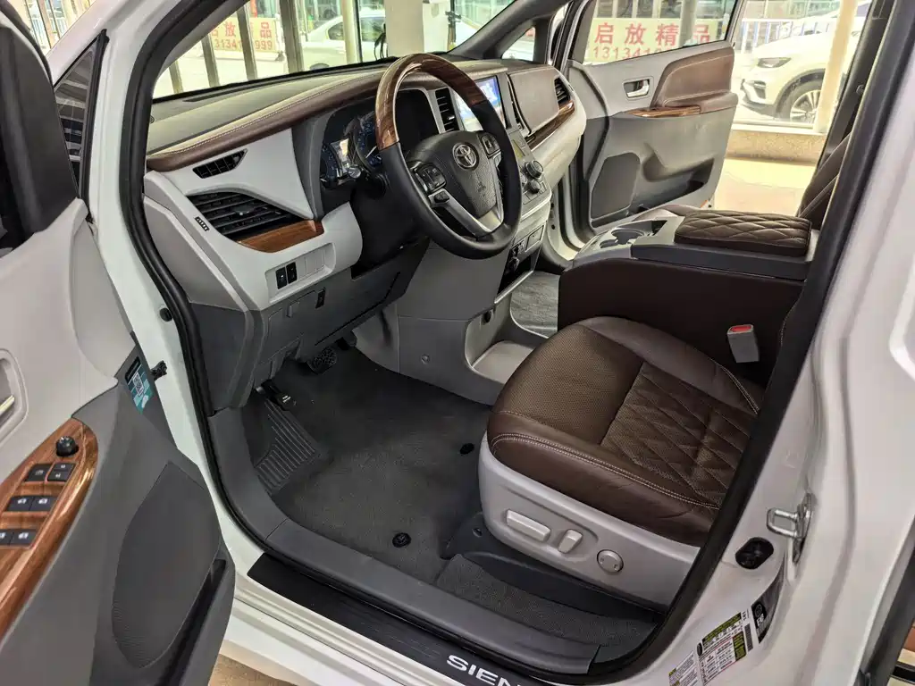 Toyota Sienna 2019 — фото 10