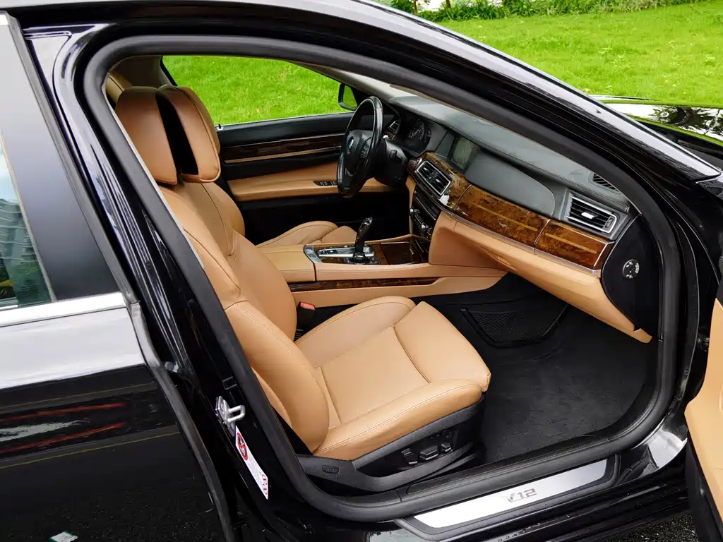BMW 7 Series 2011 — фото 14