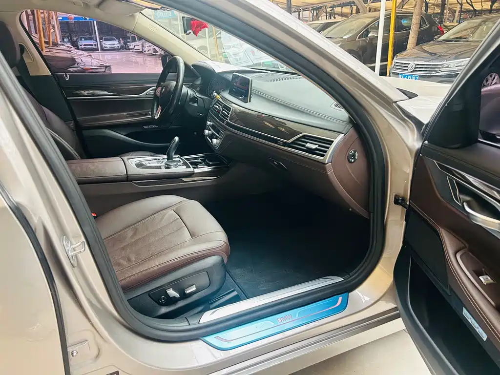 BMW 7 Series 2017 — фото 9