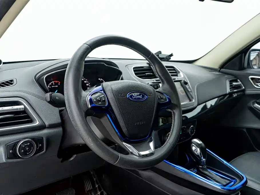 Ford Escort 2018 — фото 20