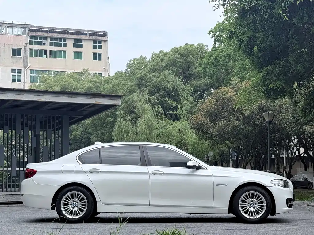 BMW 5 Series 2016 — фото 14