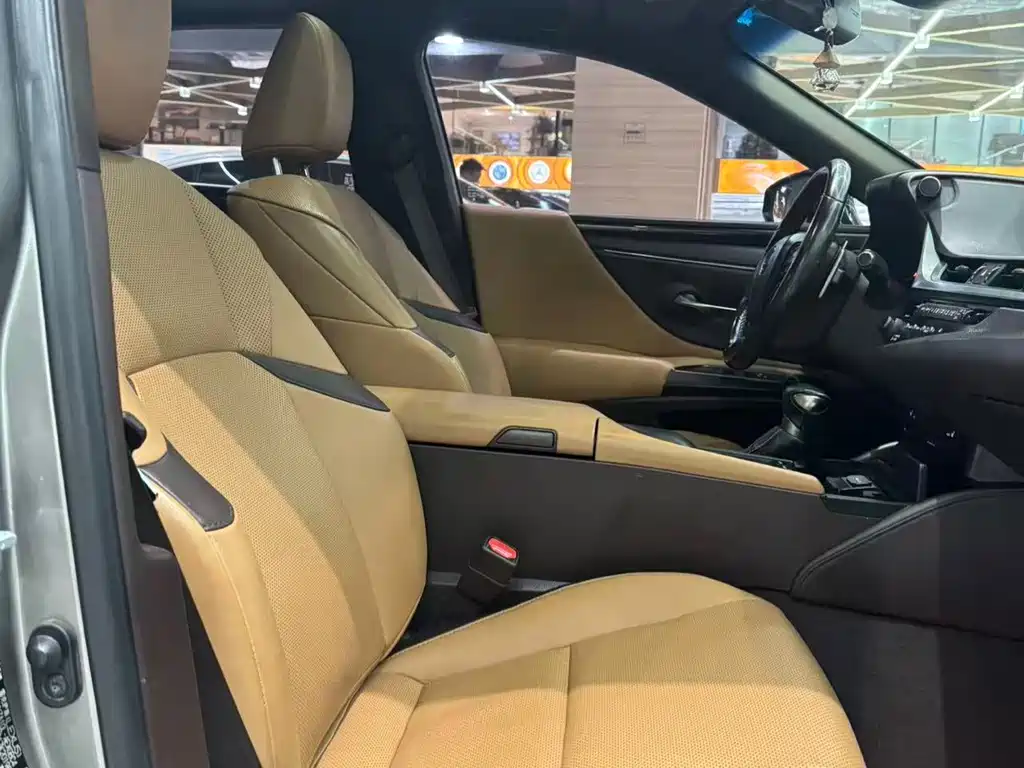 Lexus ES 2019 — фото 11