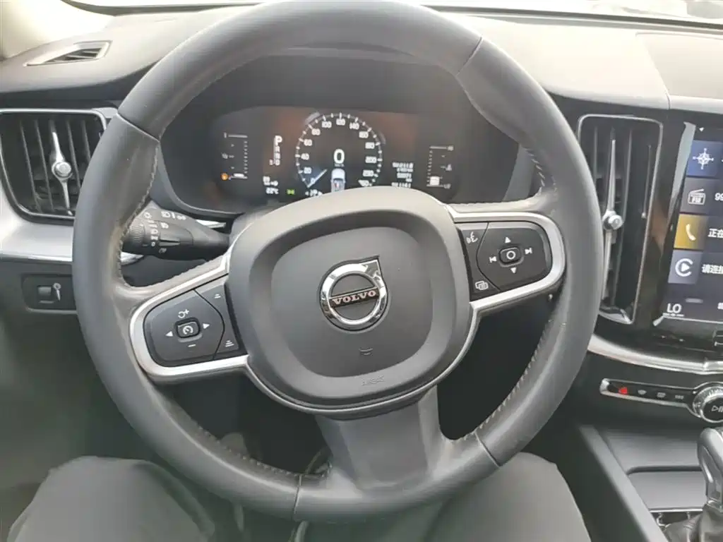 Volvo XC60 2019 — фото 10