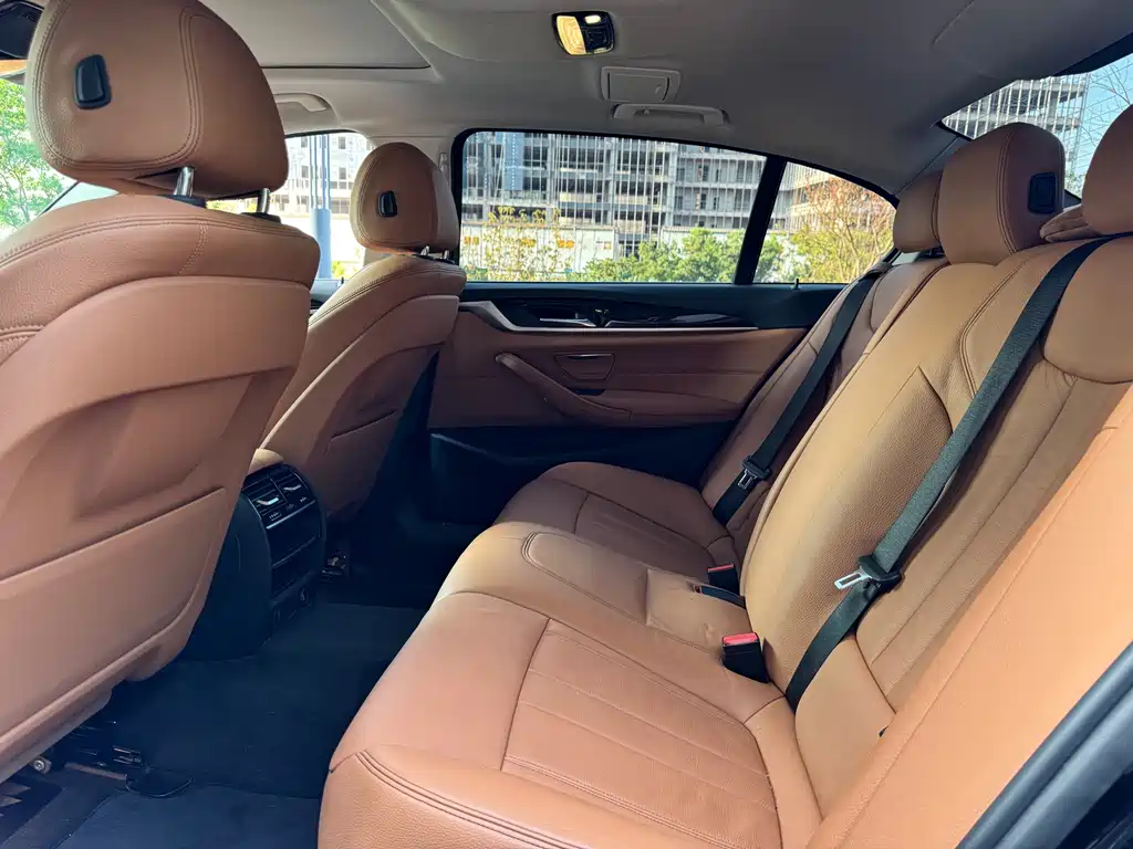 BMW 5 Series 2018 — фото 8